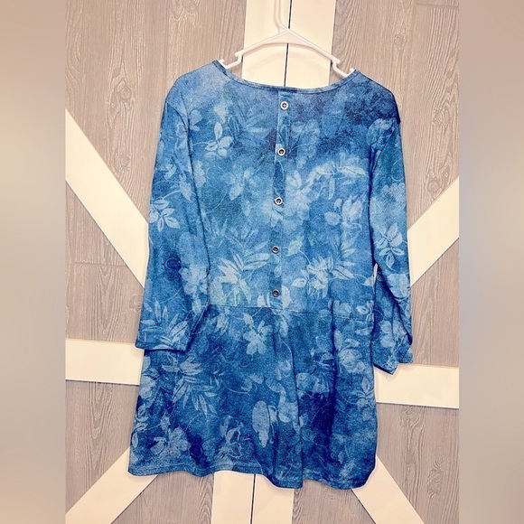 B15.19 CJ Banks Floral Lightweight Sweater Back Buttons Blue 3X - Picture 2 of 4